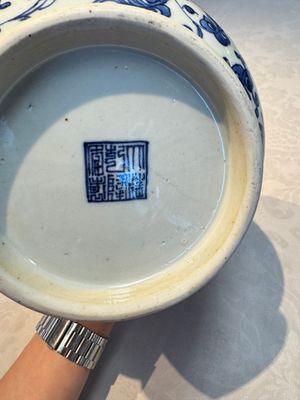 A Chinese blue and white 'Yuhuchunping' vase with lotus scroll design, Qianlong mark and of the period — photo 13