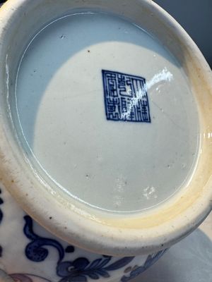 A Chinese blue and white 'Yuhuchunping' vase with lotus scroll design, Qianlong mark and of the period — photo 14
