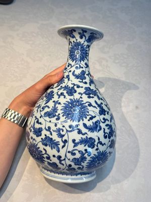 A Chinese blue and white 'Yuhuchunping' vase with lotus scroll design, Qianlong mark and of the period — photo 2