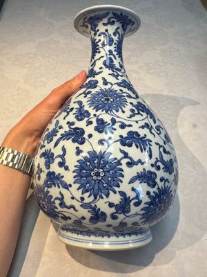 A Chinese blue and white 'Yuhuchunping' vase with lotus scroll design, Qianlong mark and of the period — photo 3