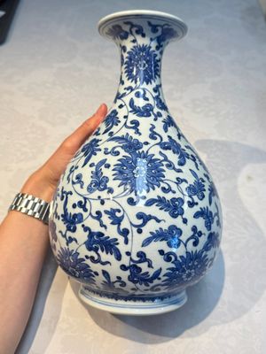 A Chinese blue and white 'Yuhuchunping' vase with lotus scroll design, Qianlong mark and of the period — photo 4