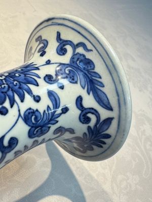 A Chinese blue and white 'Yuhuchunping' vase with lotus scroll design, Qianlong mark and of the period — photo 5