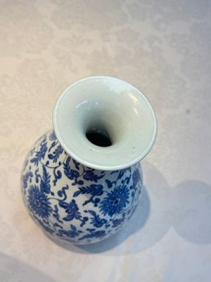 A Chinese blue and white 'Yuhuchunping' vase with lotus scroll design, Qianlong mark and of the period — photo 6