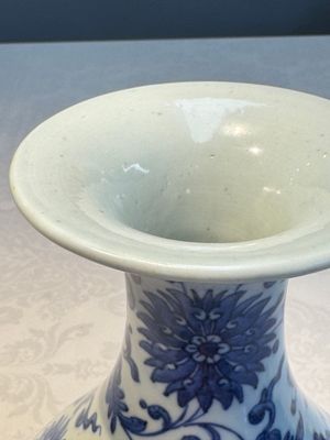 A Chinese blue and white 'Yuhuchunping' vase with lotus scroll design, Qianlong mark and of the period — photo 7