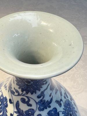 A Chinese blue and white 'Yuhuchunping' vase with lotus scroll design, Qianlong mark and of the period — photo 8