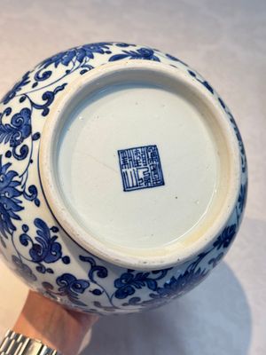 A Chinese blue and white 'Yuhuchunping' vase with lotus scroll design, Qianlong mark and of the period — photo 9
