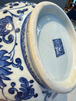 A Chinese blue and white 'Yuhuchunping' vase with lotus scroll design, Qianlong mark and of the period — photo 10