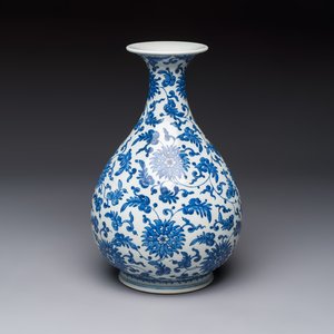A Chinese blue and white 'Yuhuchunping' vase with lotus scroll design, Qianlong mark and of the period — photo 1