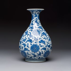 A Chinese blue and white 'Yuhuchunping' vase with lotus scroll design, Qianlong mark and of the period — photo 2