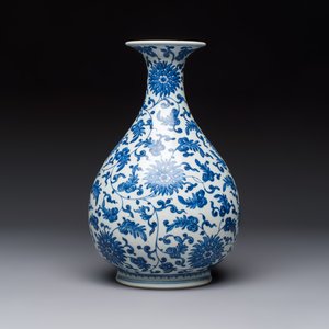 A Chinese blue and white 'Yuhuchunping' vase with lotus scroll design, Qianlong mark and of the period — photo 3