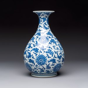 A Chinese blue and white 'Yuhuchunping' vase with lotus scroll design, Qianlong mark and of the period — photo 4