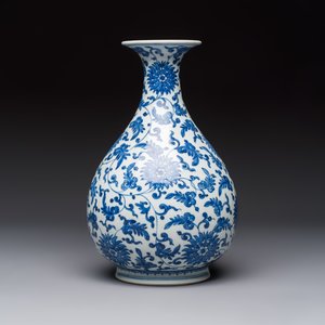 A Chinese blue and white 'Yuhuchunping' vase with lotus scroll design, Qianlong mark and of the period — photo 5