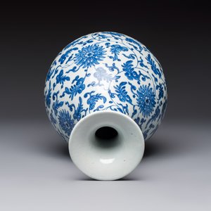 A Chinese blue and white 'Yuhuchunping' vase with lotus scroll design, Qianlong mark and of the period — photo 6