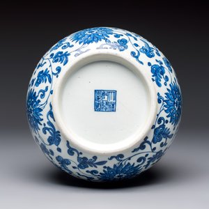 A Chinese blue and white 'Yuhuchunping' vase with lotus scroll design, Qianlong mark and of the period — photo 7