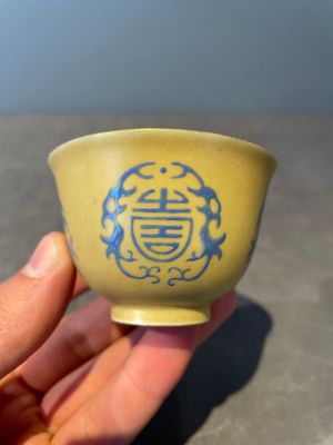 A Chinese blue enamel on gilt ‘Shou’ cup, 19th C. — foto 1