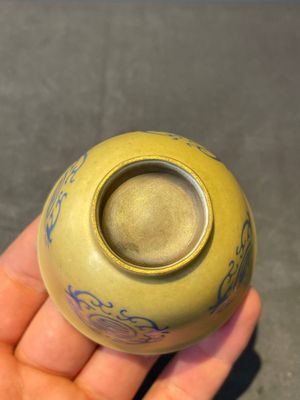 A Chinese blue enamel on gilt ‘Shou’ cup, 19th C. — foto 3