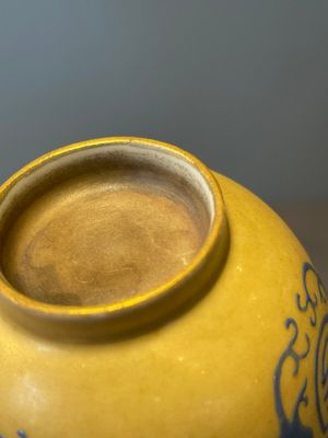 A Chinese blue enamel on gilt ‘Shou’ cup, 19th C. — foto 4