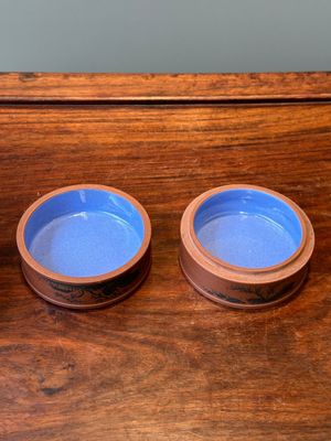 A Chinese blue-enameled Yixing stoneware box and cover with a mountainous landscape, 18/19th C. — 照片 3