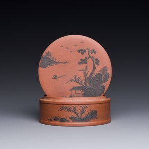 A Chinese blue-enameled Yixing stoneware box and cover with a mountainous landscape, 18/19th C. — 照片 2