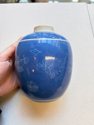 A Chinese blue-glazed 'Antiquities' jar with incised design, Kangxi — 照片 1