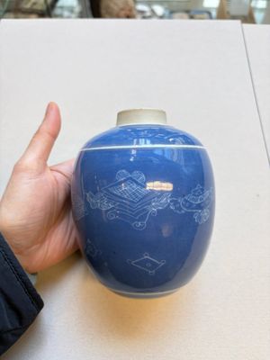 A Chinese blue-glazed 'Antiquities' jar with incised design, Kangxi — 照片 2