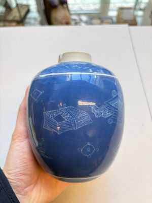 A Chinese blue-glazed 'Antiquities' jar with incised design, Kangxi — 照片 3
