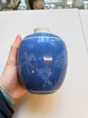 A Chinese blue-glazed 'Antiquities' jar with incised design, Kangxi — 照片 4