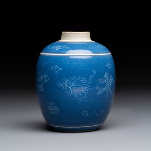 A Chinese blue-glazed 'Antiquities' jar with incised design, Kangxi — 照片 2