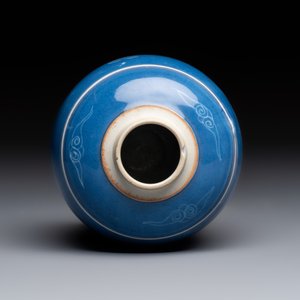 A Chinese blue-glazed 'Antiquities' jar with incised design, Kangxi — 照片 4