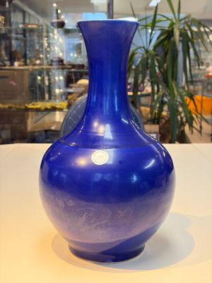 A Chinese blue-glazed bottle vase, 19th C. — photo 1