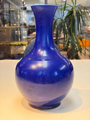A Chinese blue-glazed bottle vase, 19th C. — photo 2