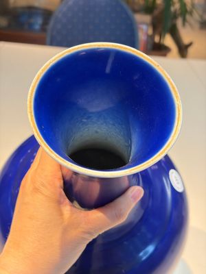 A Chinese blue-glazed bottle vase, 19th C. — photo 8