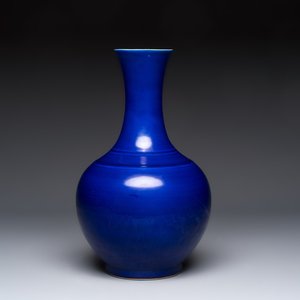 A Chinese blue-glazed bottle vase, 19th C. — photo 1
