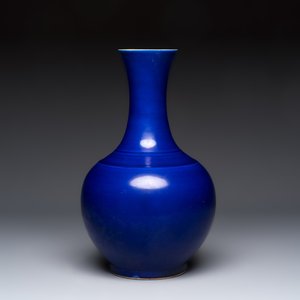 A Chinese blue-glazed bottle vase, 19th C. — photo 2