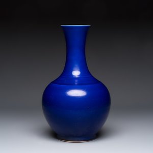 A Chinese blue-glazed bottle vase, 19th C. — photo 3