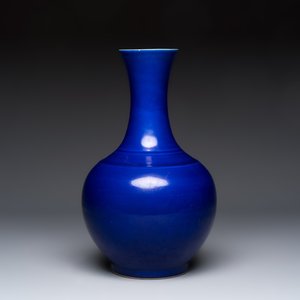 A Chinese blue-glazed bottle vase, 19th C. — photo 4