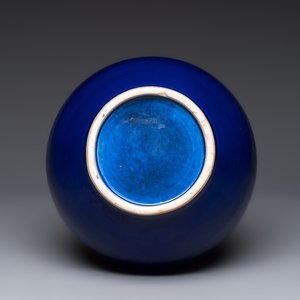 A Chinese blue-glazed bottle vase, 19th C. — photo 6