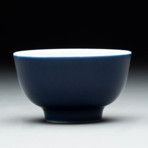 A Chinese blue-glazed cup, Daoguang mark and of the period — foto 1