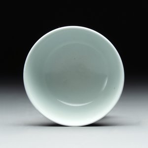 A Chinese blue-glazed cup, Daoguang mark and of the period — foto 2