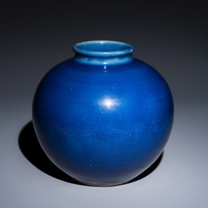 A Chinese blue-glazed globular vase — photo 1
