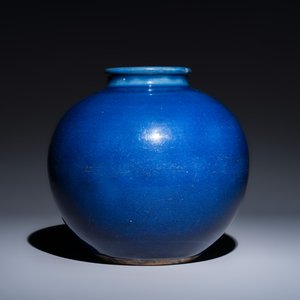 A Chinese blue-glazed globular vase — photo 2