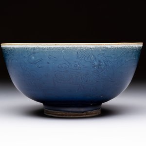 A Chinese blue-glazed 'Hatcher Cargo' bowl with incised dragons, Transitional period — photo 1
