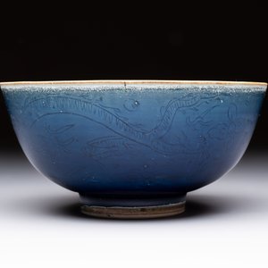 A Chinese blue-glazed 'Hatcher Cargo' bowl with incised dragons, Transitional period — photo 2