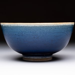 A Chinese blue-glazed 'Hatcher Cargo' bowl with incised dragons, Transitional period — photo 3