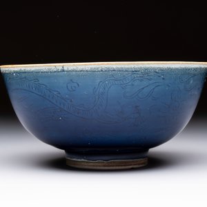 A Chinese blue-glazed 'Hatcher Cargo' bowl with incised dragons, Transitional period — photo 4