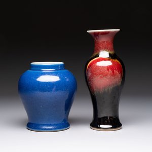 A Chinese blue-glazed jar and a flambé-glazed vase, 19/20th C. — foto 2