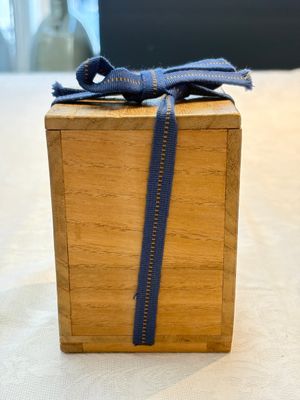 A Chinese blue-glazed 'jun' miniature vase with a wooden box, Song/Yuan — photo 1