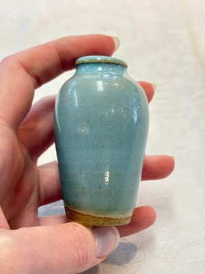 A Chinese blue-glazed 'jun' miniature vase with a wooden box, Song/Yuan — photo 2