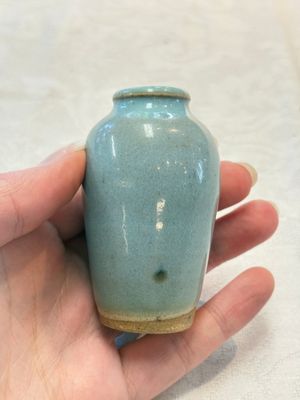 A Chinese blue-glazed 'jun' miniature vase with a wooden box, Song/Yuan — photo 3