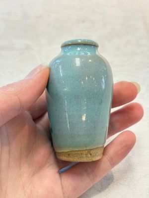 A Chinese blue-glazed 'jun' miniature vase with a wooden box, Song/Yuan — photo 4